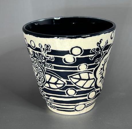 Black and White Sgraffito Flower Design Small Tumbler