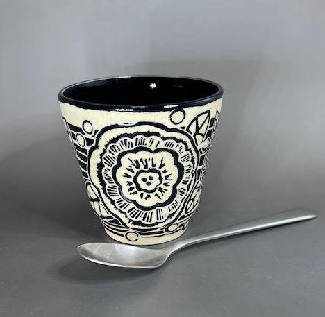 Black and White Sgraffito Flower Design Small Tumbler