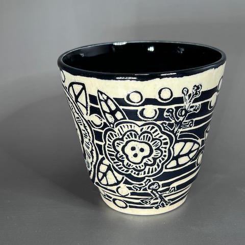 Black and White Sgraffito Flower Design Small Tumbler