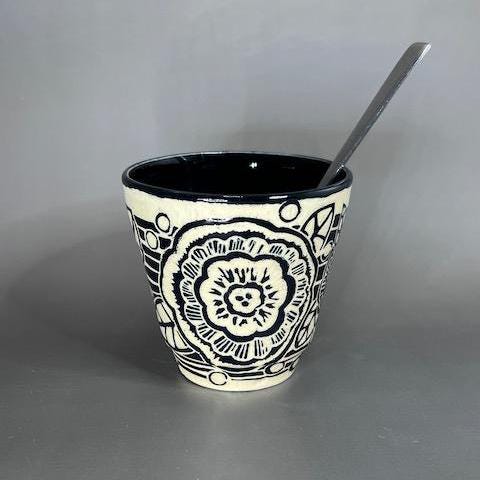 Black and White Sgraffito Flower Design Small Tumbler