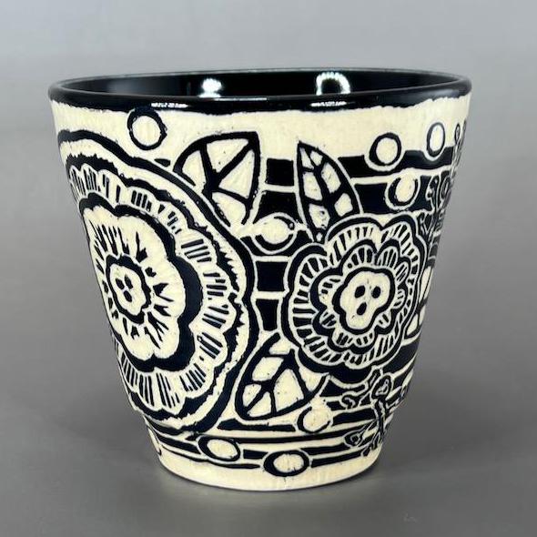 Black and White Sgraffito Flower Design Small Tumbler