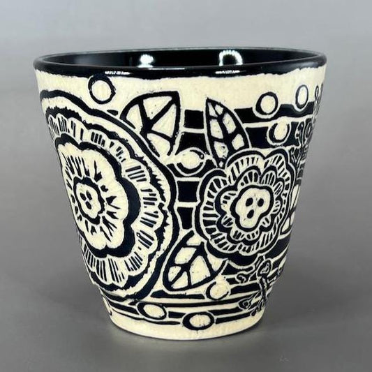Black and White Sgraffito Flower Design Small Tumbler