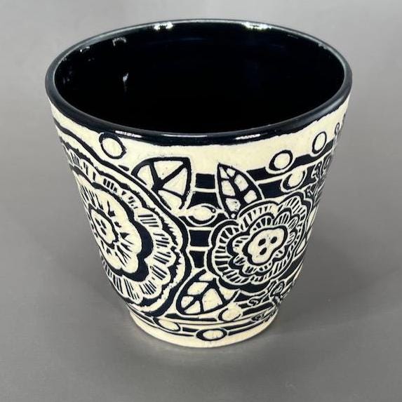 Black and White Sgraffito Flower Design Small Tumbler