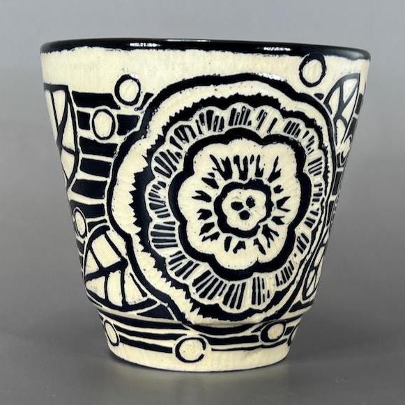 Black and White Sgraffito Flower Design Small Tumbler