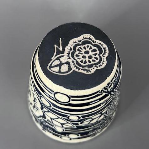 Black and White Sgraffito Flower Design Small Tumbler