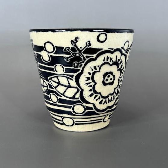 Black and White Sgraffito Flower Design Small Tumbler