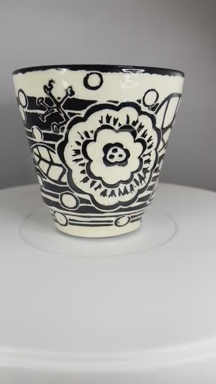 Black and White Sgraffito Flower Design Small Tumbler